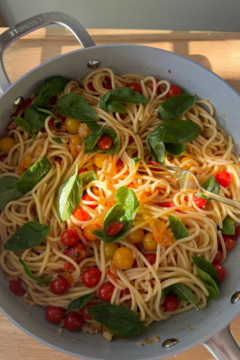 Easy Tomato, Basil & Garlic Spaghetti - The Conscious Cook Garlic Spaghetti, Simple Pasta, Easy Spaghetti, Basil Recipes, Roasted Tomato Soup, Basil Pasta, Easy Pasta Dishes, Main Dish Salads, Tomato Pasta