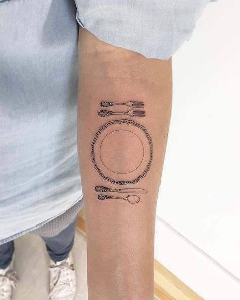 Plate and cutlery tattooed on the left forearm by @soychapa Plate Tattoo, Related Tattoos, Cool Arm Tattoos, Arm Tattoo, I Tattoo, Tatting, Body Art, Arts And Crafts, Tattoos