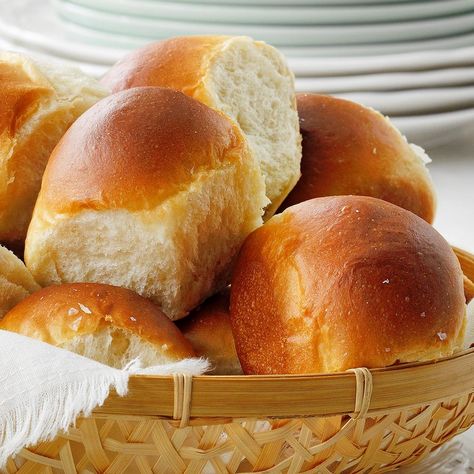 90-Minute Dinner Rolls Oatmeal Dinner, Yeast Rolls Recipe, Savory Breads, Fluffy Dinner Rolls, Homemade Rolls, Yeast Rolls, Mini Sandwiches, Dinner Rolls Recipe, Fast Dinners