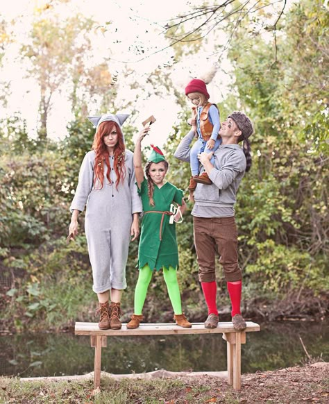 Peter Pan and the Lost Boys Family Halloween Costume DIY The Lost Boys Costume, Peter Pan Kostüm, Lost Boys Costume, Diy Costumes For Boys, Diy Costumes Men, Halloween Costumes You Can Make, Family Halloween Costume, The Lost Boys, Diy Kostüm