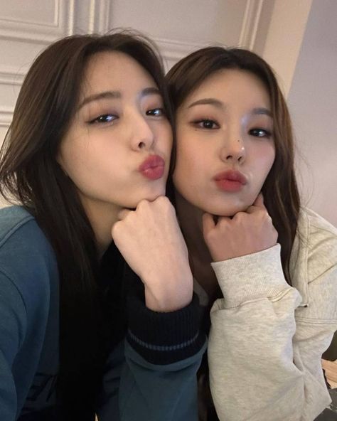 Itzy - Yeji & Yuna Yuna Yeji, Kore Ulzzang, Kpop Girl Groups, Favorite Dress, Instagram Update, Pop Group, Korean Girl, South Korean Girls, Pretty Woman