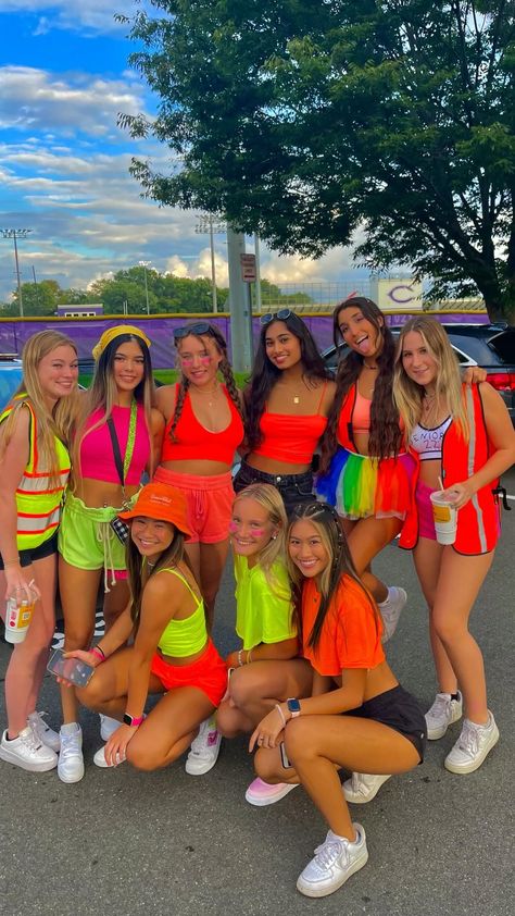 cute outfits to wear to a highschool football game Neon Day Spirit Week, Football Theme Outfits, Neon Football Game, Fnl Themes, Student Section Themes, School Spirit Outfit, Football Game Themes, Football Game Fits, Neon Football