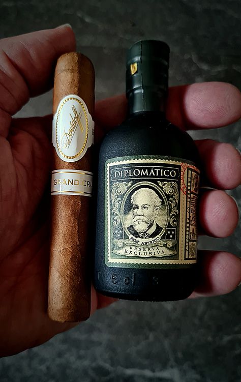 Image of a hand holding a Davidoff Cigar and a bottle of Diplomatico Rum Diplomatico Rum, Luxury Alcohol, Davidoff Cigars, Pipes And Cigars, Wine And Dine, July 28, Weekend Vibes, No 5, Cigars