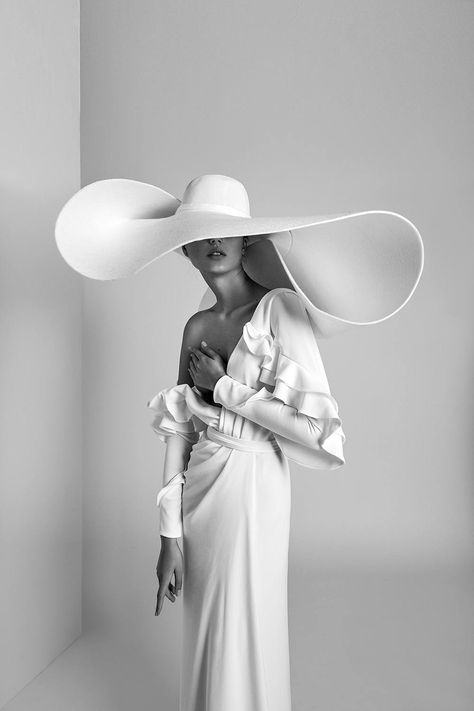 Fitted Gown, Large Hat, Mode Editorials, Couture Mode, Mod Wedding, Wedding Dress Trends, White Bridal, Fashion Portrait, Draped Dress