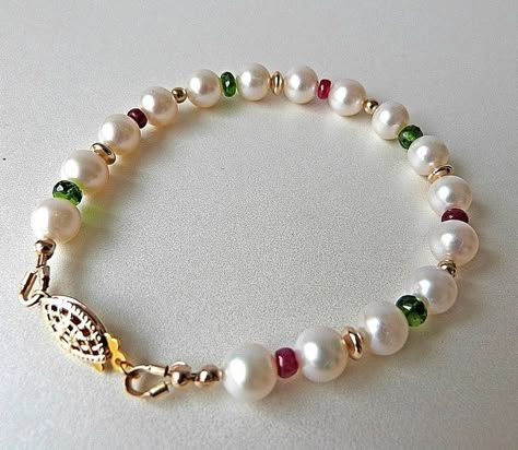 Cultured Pearl Bracelet, White Pearl Bracelet, Green Chrome, Beads Bracelet Design, Beaded Bracelets Diy, Bead Jewellery, Beaded Jewelry Diy, Jewelry Patterns, Jewelry Tutorials