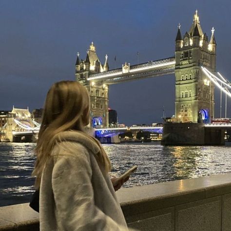 City Streets Aesthetic, London Girl Aesthetic, Fall Downtown Girl, Girl No Face, Streets Aesthetic, London Pics, London Photo Ideas, Bridge Night, Photoshoot London