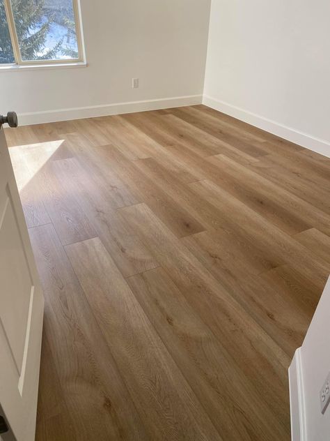 Bedroom Ideas Laminate Floor, Wooden Floor In Bedroom, Aesthetic Flooring Ideas, Laminate Floor Bedroom, Small Bedroom Flooring Ideas, Bedroom Laminate Floor Ideas, Bedroom Light Wood Floor, Apartment Flooring Ideas, Laminate Wood Flooring Bedroom