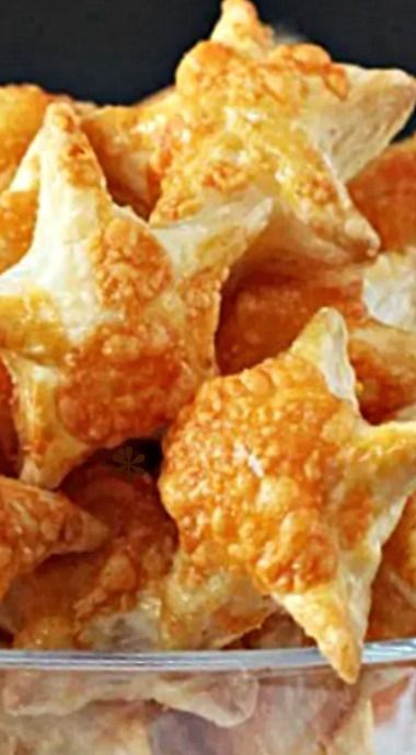 Cheesy Puff Pastry Stars - great as an appetizer cracker or sprinkled over soup Parmesan Puff Pastry Stars, Sout Happies, Puff Pastry Stars, Appetizer For Christmas, Cheesy Puff Pastry, Meat Tray, Super Easy Appetizers, Kids Snack Food, Christmas Appetizers Easy