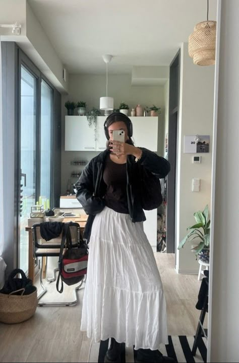 Winter Maxi Skirt Outfit, White Maxi Skirt Outfit, Outfit Ideas Modest, Long White Skirt, Long Skirt Winter, Skirt Outfits Aesthetic, Skirt Outfit Fall, White Skirt Outfits, White Long Skirt