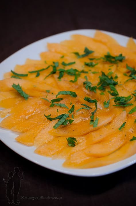 Carpaccio fraîcheur de melon à la menthe - Recette par Piratage Culinaire Light Desserts, Fancy Food, Yummy Eats, Going Vegan, Mouth Watering, Best Foods, Melon, A Table, Good Food