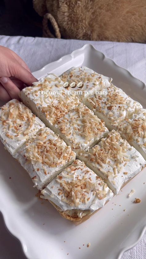 Coconut Cream Pie Bars - by Viviane Eldarazi Coconut Cream Bars Recipes, Coconut Cream Pie Bars Recipe, Cocnut Cream Pie, Pie Coconut Cream, Coconut Cream Bars, Coconut Cream Pie Bars, Coconut Creme Pie, Best Coconut Cream Pie, Gluten Free Holiday Cookies