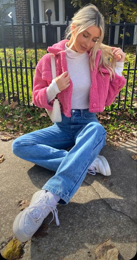 Fall Outfits 2022 Over 40, Fuzzy Jacket Outfit, Winter Outfit Pink, Pink Fall Outfits, Pink Jacket Outfit, Fleece Jacket Outfit, Cropped Jacket Outfit, Outfit Ideas Pink, Cropped Outfits