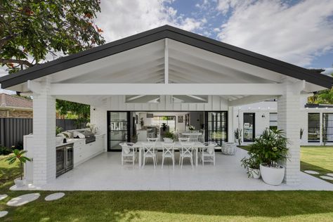 Farmhouse Pool Area, House With Pergola, Hamptons Outdoor Living, Outdoor Kitchen Area, Alfresco Designs, Modern Pool House, Couches Living, Outdoor Bbq Area, Modern Pool