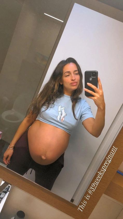 9 months. Pregnant. Last days. Feeling exhausted. Mama. Pregnancy journey. Pregnant diary. Latina pregnancy. 9 Months Pregnant, 39 Weeks Pregnant, 39 Weeks, Weeks Pregnant, Pregnancy Journey, Last Days, Pregnancy Week By Week, Last Day, Mirror Selfie