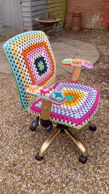 Desk Chair Crochet Cover, Granny Square Chair Cover, Chair Cover Crochet, Craft Room Crochet, Crochet Desk Chair Cover, Crochet Office Chair Cover, Office Crochet Ideas, Crochet Beanbag, Small Granny Square Projects