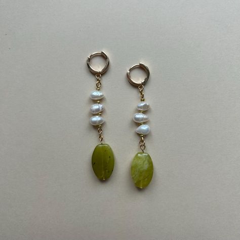 These handmade earrings feature freshwater pearls and natural green gemstone beads, each with unique variations. They hang from 24k gold-plated huggie hoops, making them lightweight and comfortable for all-day wear. The mix of pearls and stones gives them a natural, effortless look that works for any occasion. Since each pair is one-of-a-kind, no two will be exactly alike. Artisan Jewelry Earrings, Saltwater Pearls, Wedding Jewelry Earrings, Earrings Minimalist, Green Gemstones, Wire Earrings, Beaded Jewelry Diy, Jewelry Inspo, Minimalist Jewelry