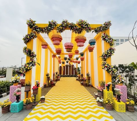 Function Hall Entrance Decoration, Haldi Passage Decor, Entry Passage Design, Wedding Entry Gate Decoration, Haldi Entrance Decor, Entry Gate Decoration, Diy Wedding Arch Flowers, Event Entrance Arch Design, Marriage Hall Decoration