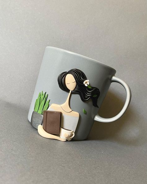 Mugs With Clay Design, Coffee Mug Decor, Coffee Mug Clay Art, Coffee Mug Art, Polymer Clay Mug, Polymer Clay Disney, Custom Coffee Cup, Handmade Christmas Wreaths, Diy Jewelry Making Tutorials