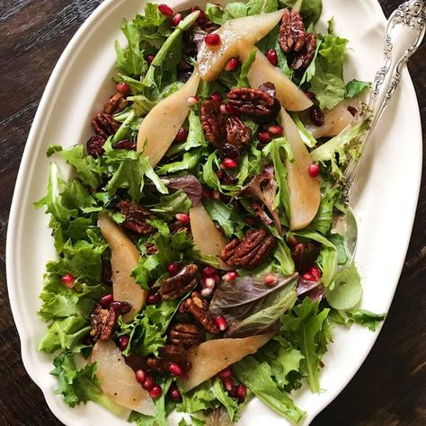 Pear Pecan Salad, Poached Pear Salad, Candied Pecan Salad, Candied Pecans Easy, Pecan Salad Recipe, Simple Balsamic Vinaigrette, Candied Pecan, Pear Salad Recipes, Pecan Salad