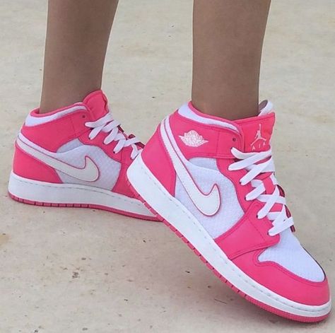 Tenis Nike Jordan, Purple Nike Shoes, Nike Shoes Women Fashion, Custom Shoes Diy, White Nike Shoes, Nike Shoes Girls, Preppy Shoes, Pretty Shoes Sneakers, All Nike Shoes