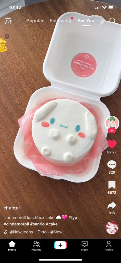 Homemade Cake Designs Ideas, Cute Mini Cakes Aesthetic, Sanrio Lunchbox Cake, Cinnamoroll Bento Cake, Simple Sanrio Cake, Cinnamon Rolls Cake Design, Kawaii Cake Pops, Korean Box Lunch Cake, Halloween Lunch Box Cake