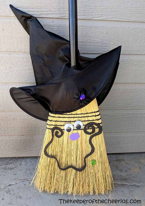 20 Fun and Easy Witch Crafts For Halloween - The Crafty Blog Stalker Witch Broom Decor, Halloween Witch Costume, Fun Diy Halloween Decorations, Halloween Witch Brooms, Halloween Brooms, Moldes Halloween, Witch Wreath, Carte Halloween, Adornos Halloween