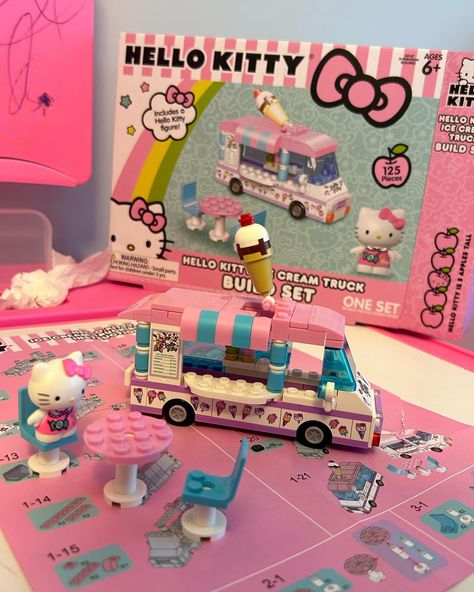 Hello Kitty Lego Sets, Lego Hello Kitty, Hello Kitty Lego, My Back Hurts, Hello Kitt, Sanrio Stuff, Back Hurts, Lego Characters, Lego Sets