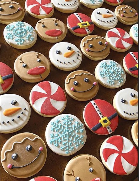 Decorating Round Christmas Cookies, Christmas Cookie Inspo Decorating, Christmas Sugar Cookies Decorated Circle, Round Sugar Cookie Decorating Ideas Christmas, Round Sugar Cookies Decorated Christmas, Christmas Circle Cookies Decorated, Elf Cookie Ideas, Round Christmas Cookies Royal Icing, Cookie Decorating Circle