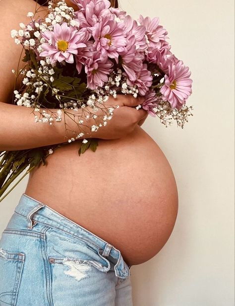 Maternity Photos With Flowers Bouquets, Gender Reveal With Flowers, Gender Reveal Aesthetic, Milk Bath Maternity, Pregnancy Photo Ideas, Bump Pictures, Pregnancy Bump, Flower Bath, Pregnancy Photo