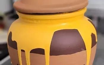 This honey pot craft is really cute. It's super eye catching as a centerpiece at a party. But, it's a lot of work. Like, a lot a lot of work. You can be lazy about it and make it less work, but it won't look as good and it won't be worth it. So keep that in mind before you start this project. You don't want to get upset halfway through, after you've spent all the money to buy the supplies.With that being said, this tutorial shows you how to turn a plain glass jar into an adorable honey… Honey Pot Craft, Diy Baby Blocks, Winnie The Pooh Diy, Diaper Baby Shower Game, Winnie The Pooh Themed Party, Diy Winnie The Pooh, Winnie The Pooh Hunny Pot, Pooh Hunny Pot, Winnie The Pooh Party Ideas