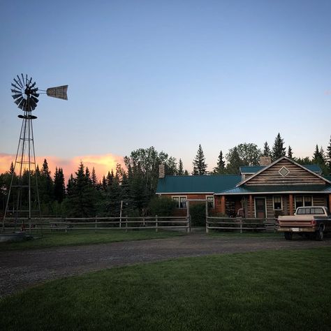 Ranch Life Aesthetic House, Western Farmhouse Aesthetic, Cowboy Ranch House, Horse Ranch Exterior, Modern Ranch Aesthetic, Ranch House Astethic, American Ranch Country Living, Horse Farm Homes, Ranch Life Country Living Dream Homes