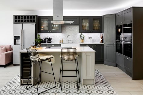 We just can’t get enough of this open-plan kitchen in Allendale Slate Grey and Dove Grey. Create a sophisticated Shaker design with a Belfast sink, chrome handles and herringbone pattern tiles. Howdens Allendale, Slate Grey Kitchen, Worktop Ideas, Moody Kitchens, Dove Grey Kitchen, Extension Inspiration, Painted Kitchens, Kitchen Shaker, Howdens Kitchens