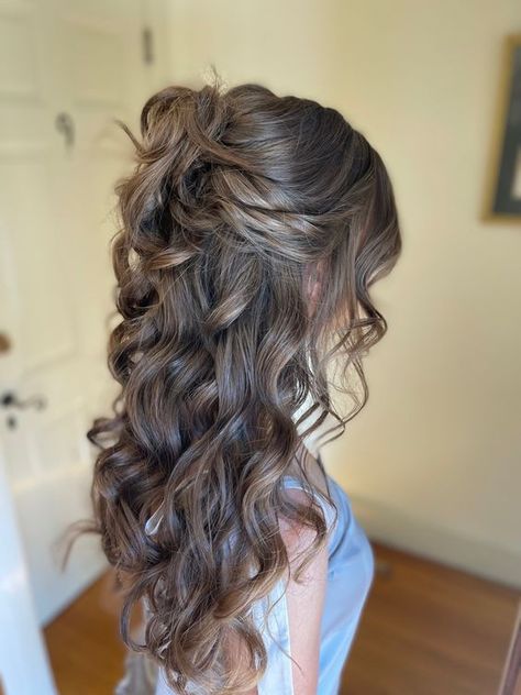 Up Do Hairstyles For Weddings Bridesmaid, Hairstyles For Weddings Curly Hair, Bride Hairstyles Half Up Half Down Braid Wedding Loose Curls, Hair Bridesmaid Half Up, Wedding Hair Curly Hair, Half Up Half Down Front View, Brides Hairstyles Half Up Half Down, Half Up Half Down Hair For Wedding, Wedding Hairstyles Brown