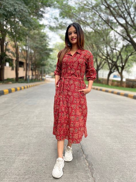 Ajrak printed dress Cotton Ajrakh Dresses, Ajarak Print Dress Design, Simple Cotton Dress Pattern, Ajrak Kurti Designs, Latest Cotton Kurti Designs Casual, Ajrak Dress Designs, Cotton Frocks For Women, Fashion Trousers Women, Ajrak Print