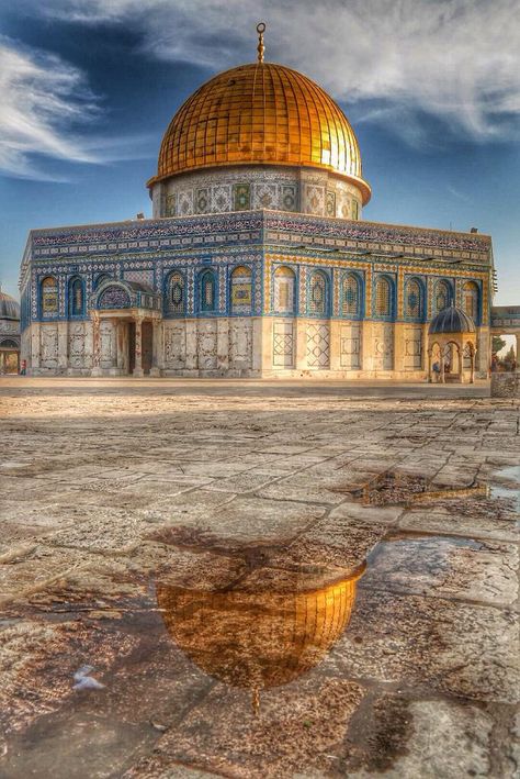 Jerusalem-Müslümanların 'ilk kıblesi', Museviler için 'Tanrı'nın dünyayı yaratmaya başladığı yer', Hristiyanlar için ise 'mahşerde dirilişin mekanı'dır. The Dome Of The Rock, Mosque Art, Dome Of The Rock, Mosque Architecture, Mecca Wallpaper, Beautiful Mosques, المملكة العربية السعودية, Sacred Places, Islamic Architecture