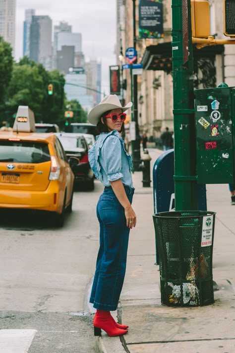 Cowboy Hat Outfit Fall, Cowboy Hat Street Style, Red Cowboy Hat Aesthetic, Cowboy Hat Outfit Woman Casual, Costal Cowboy Outfit, Red Cowboy Hat Outfit, Clothes Aethstetic, New Mexico Outfits, Cowboy Booties Outfit