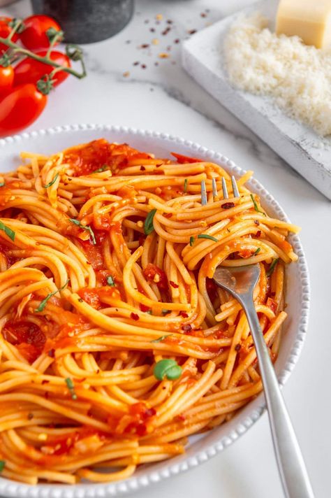 Spicy Homemade Spaghetti Arrabbiata Spicy Spaghetti Recipes, Spaghetti Recipes Vegetarian, Spicy Spaghetti, Homemade Spaghetti, Spaghetti Recipes, Recipes Vegetarian, Noodles, Vegetarian Recipes, Spaghetti