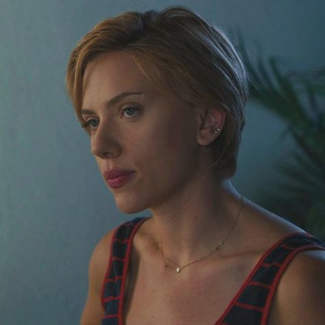 Actresses With Short Hair, Scarlett Johansson Short Hair, Defending Jacob, Scarlet Johanson, Rough Night, Short Hair Pixie Cuts, Celeb Crushes, Black Widow, Scarlett Johansson