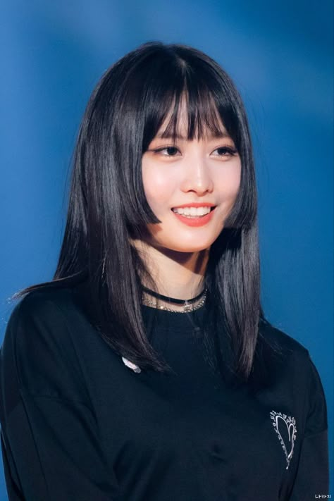 Kpop Idols Hairstyle, Hime Bangs, Hime Cut, Momo Hirai, How To Cut Bangs, Floral Hair Clip, Hirai Momo, Yellow Hair, Haircuts With Bangs