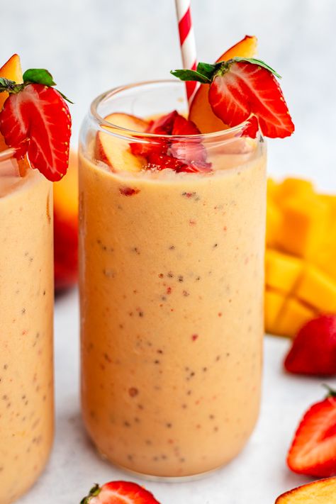 Strawberry mango peach smoothie - The Delicious plate Mango Peach Smoothie, Peach Mango Smoothie, Healthy Vegetarian Breakfast, Apple Pie Smoothie, Frozen Peaches, Coconut Chia Pudding, Peach Smoothie, Sweet Smoothies, Pumpkin Smoothie