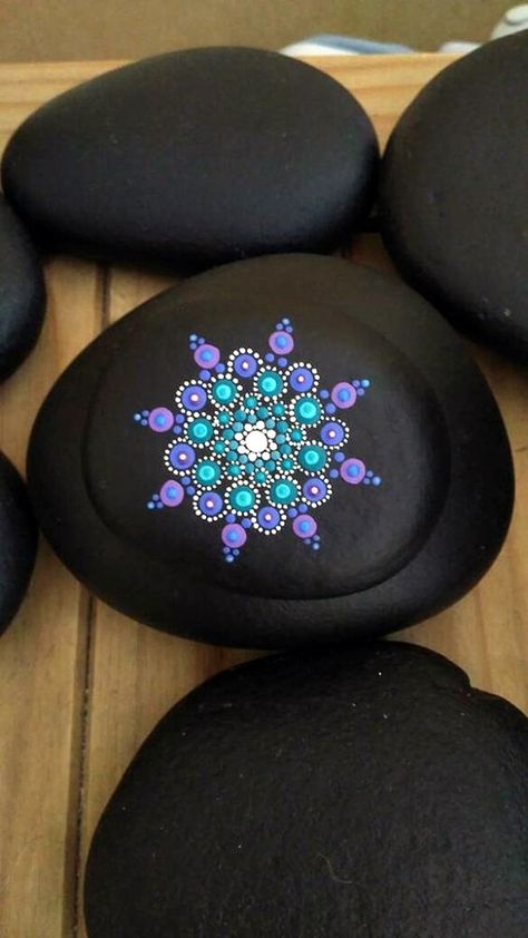 Craft Hacks, Diy Mandala, Mandala Painted Rocks, Art Pierre, Rock Painting Ideas Easy, Mandala Rocks, Rock Ideas, Paint Rock, Dot Art Painting