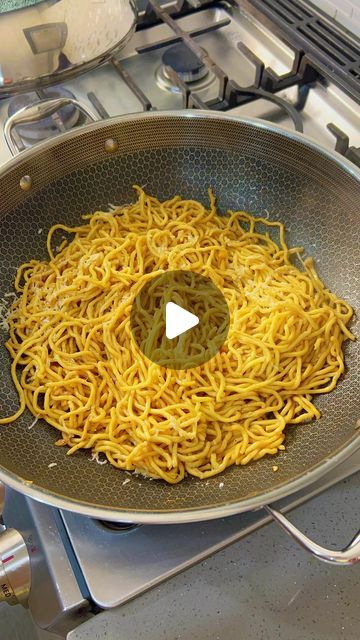 Long Life Noodles Recipe, Fried Crabs Recipe, Garlic Buttered Noodles Recipe, Pancit Noodles, Buttered Noodles Recipe, Garlic Butter Noodles, Chipotle Pasta, Fried Crab, East Recipes