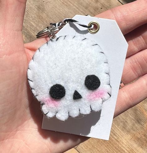 Handmade felt skull keychain with blushing cheeks. All items are hand-sewn by Alice's Felt Creations. All items are also made to order and can be customized by request. Thank you for supporting my small business! Kuromi Felt Pattern, Diy Felt Crafts To Sell, Halloween Felt Ornaments, Felt Keychain Diy, Felt Hello Kitty, Things To Make With Felt, Felt Skeleton, Felt Sewing Projects, Felt Charms