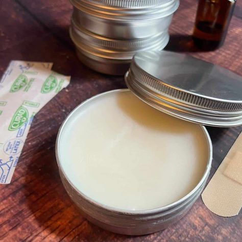 How to Make an Easy Homemade Beeswax Salve Recipe - An Off Grid Life Beeswax Shea Butter Coconut Oil, Beeswax Salve, Herbal Salve Recipes, Beeswax Recipes, Homemade Salve, Drawing Salve, Coconut Oil Lotion, Salve Recipes, Hand Salve