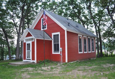 In rural Wisconsin, a family transforms a one-room schoolhouse dating from 1912 into a cozy weekend getaway. School House Design, Old School House Renovation, School House Renovation, Converted Schoolhouse, Schoolhouse Design, One Room School House, Red School House, Country School, Cozy Weekend