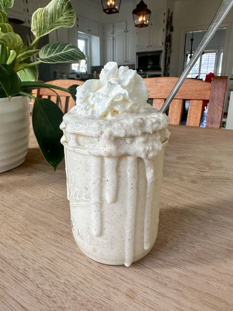 Banana Cream Pie Smoothie Banana Cream Pie Smoothie, Peaches And Cream Smoothie, Peachie Spoon, Lean Protein Meals, High Protein Smoothies, Protein Powder Recipes, Plans House, Banana Cream Pie, Protein Recipes