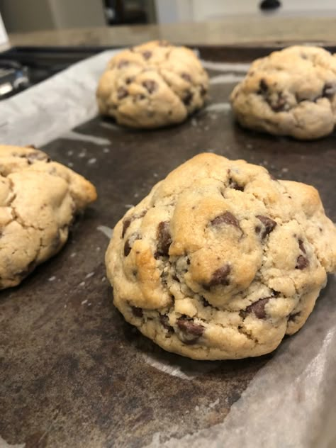 Nyc Cookie Recipe, Levain Bakery Cookies, Levain Cookie Recipe, Famous Chocolate Chip Cookies, Copycat Cookies, Nyc Cookies, Bakery Chocolate Chip Cookies, Bakery Cookies, Levain Bakery