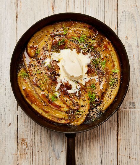 Yotam Ottolenghi’s : Sticky bananas with brown sugar and lime Ottolenghi Dinner Party, Miso Dessert, Ottolenghi Dessert, Miso Recipes, Baba Ganush, Otto Lenghi, Cottage Recipes, Yotam Ottolenghi Recipes, Miso Recipe