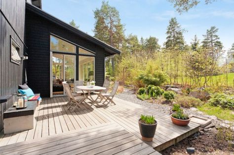 16 Outstanding Transitional Deck Designs That Will Inspire You Scandinavian Backyard, Scandinavian Outdoor Living, Scandinavian Porch, Scandinavian Patio, Old Home Remodel, Outdoor Designs, Transitional Home Decor, Deck Designs Backyard, Deck Designs