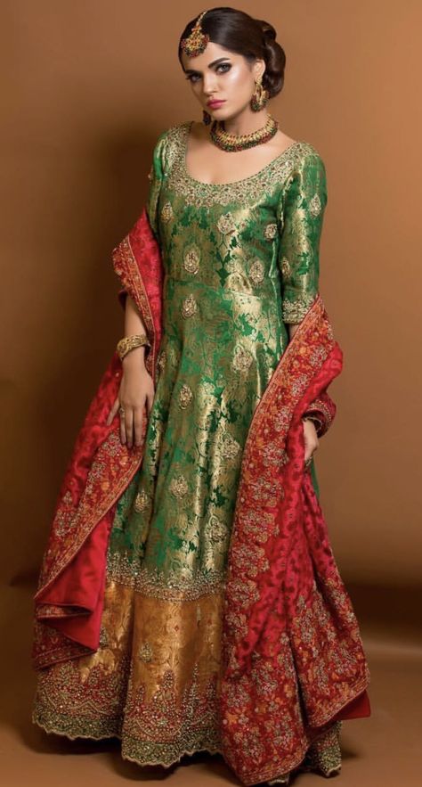 Mehandi Suits Mehndi Outfit, Heeramandi Inspired Dress, New Mehndi Dress Design, Banarsi Anarkali Suits, Mehndi Outfit Bridal Indian, Green Dress Indian, Mehandi Dresses Mehndi Outfit, Mehandi Outfit Ideas, Mehandi Outfits Brides